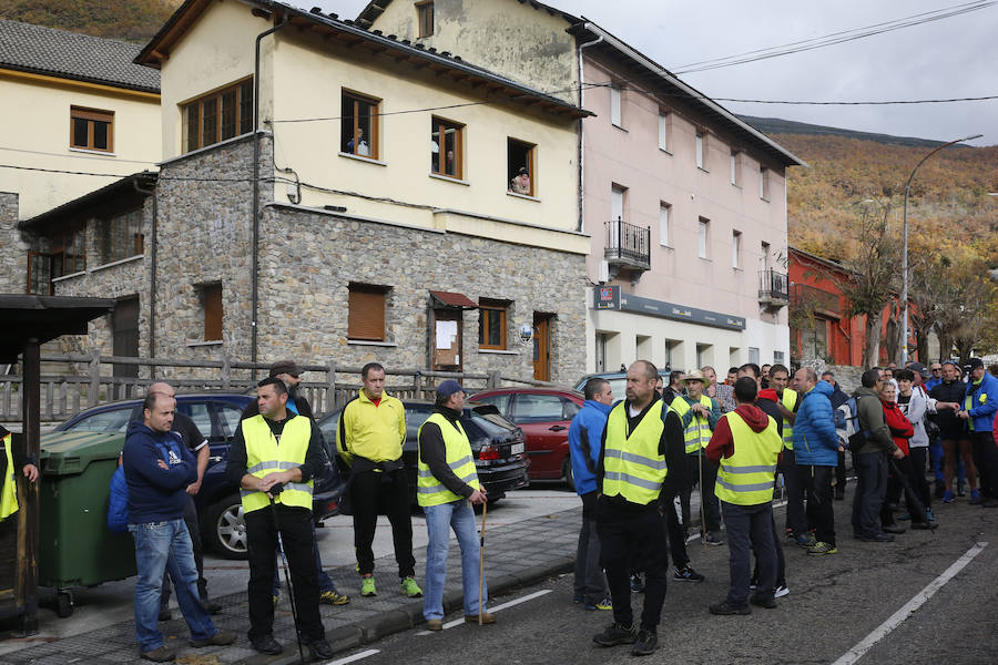  150 trabajadores de la mina de León se han manifestado este lunes Cerredo, Degaña. Su marcha, para pedir el mantenimiento del sector, tiene como destino Oviedo. 