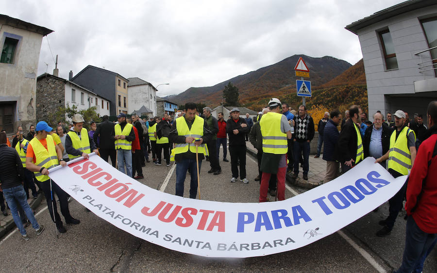  150 trabajadores de la mina de León se han manifestado este lunes Cerredo, Degaña. Su marcha, para pedir el mantenimiento del sector, tiene como destino Oviedo. 