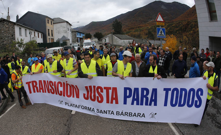  150 trabajadores de la mina de León se han manifestado este lunes Cerredo, Degaña. Su marcha, para pedir el mantenimiento del sector, tiene como destino Oviedo. 