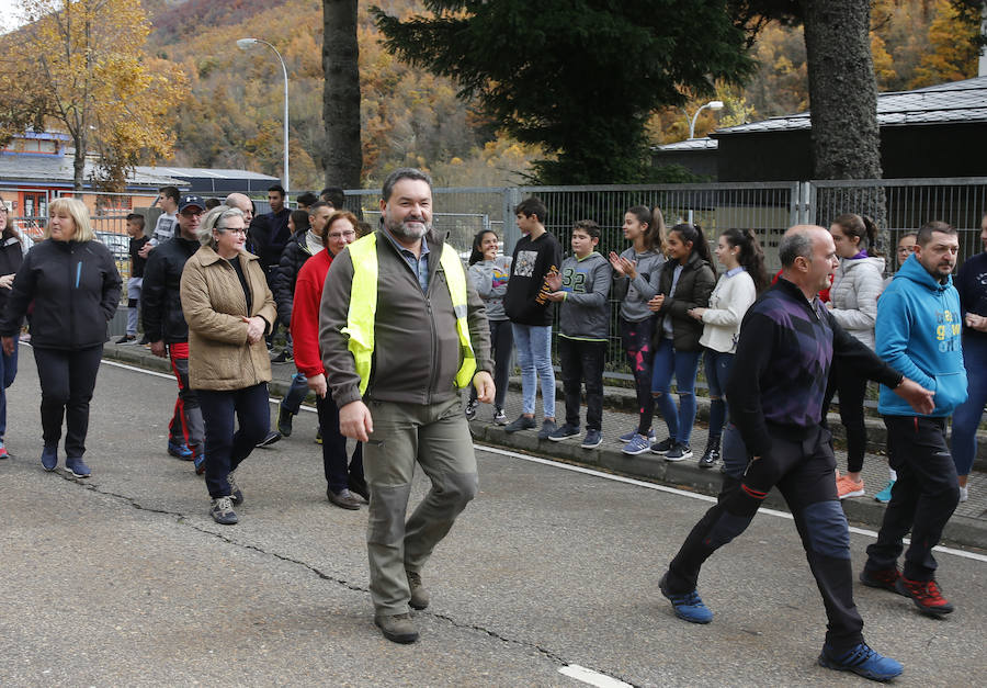  150 trabajadores de la mina de León se han manifestado este lunes Cerredo, Degaña. Su marcha, para pedir el mantenimiento del sector, tiene como destino Oviedo. 
