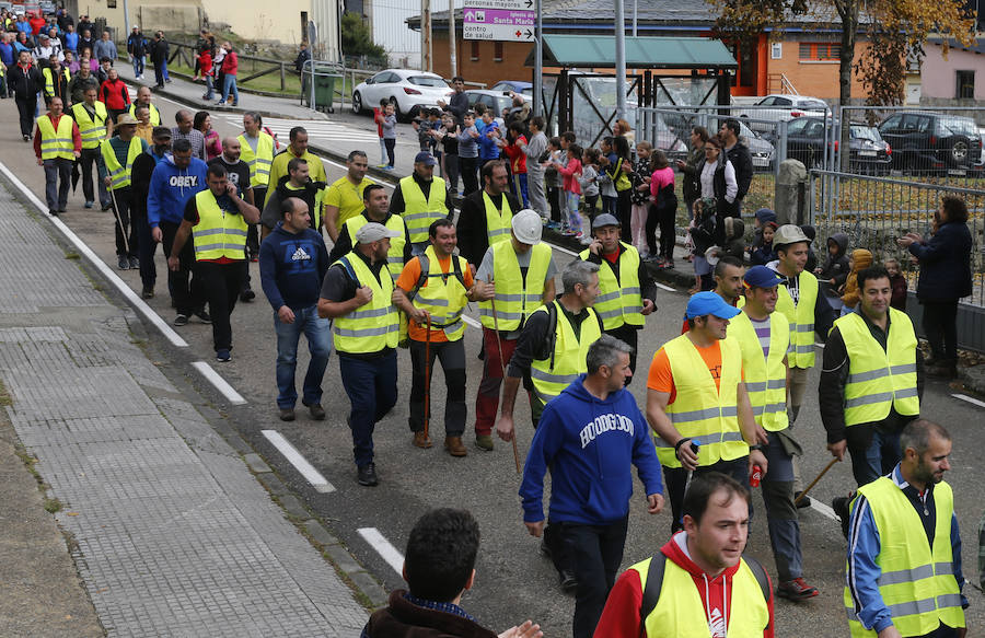  150 trabajadores de la mina de León se han manifestado este lunes Cerredo, Degaña. Su marcha, para pedir el mantenimiento del sector, tiene como destino Oviedo. 