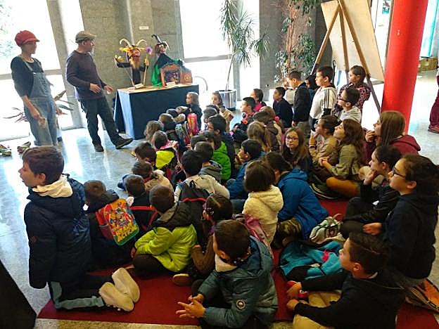 Visita de los escolares a la muestra de títeres. 