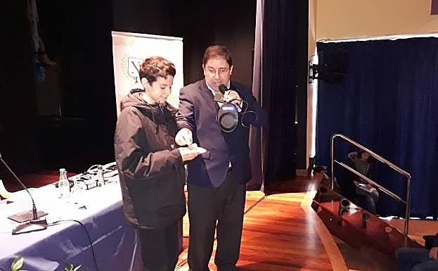 Amador Menéndez Velázquez, como un estudiante del Instituto Elisa y Luis Villamil. 