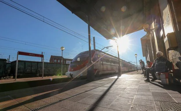 Los usuarios reciben con agrado los nuevos trenes entre Avilés y Oviedo