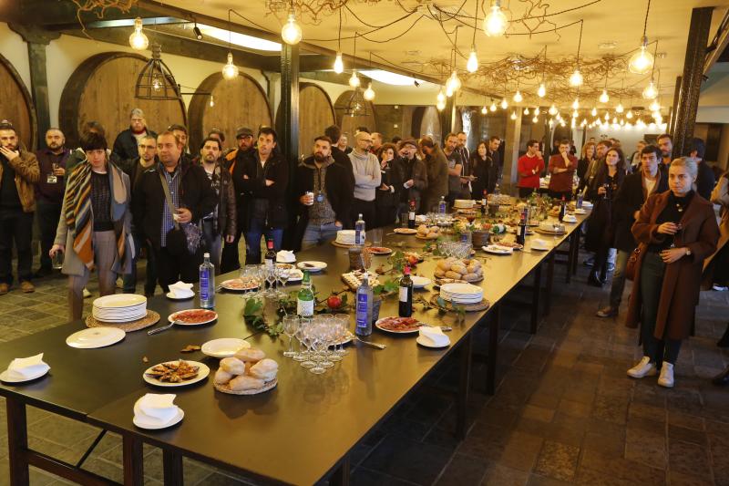 Un centenar de cineastas asturianos, productores, programadores y responsables de distribuidoras han asistido a una jornada de trabajo organizada en torno a una espicha en La Llorea. Se trata de un encuentro incluido en la programación del FICX.