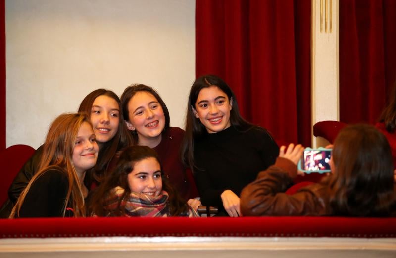 Más de 500 alumnos de Secundaria de Oviedo han disfrutado de uno de los ensayos generales de la ópera 'Tosca', de Puccini, en el Teatro Campoamor de Oviedo. La actividad, en la que también han participado estudiantes de los Conservatorios de Oviedo, Gijón y Avilés, la Escuela de Bellas Artes y la Universidad de Oviedo, ha sido organizada en colaboración con la Fundación Ópera de Oviedo.