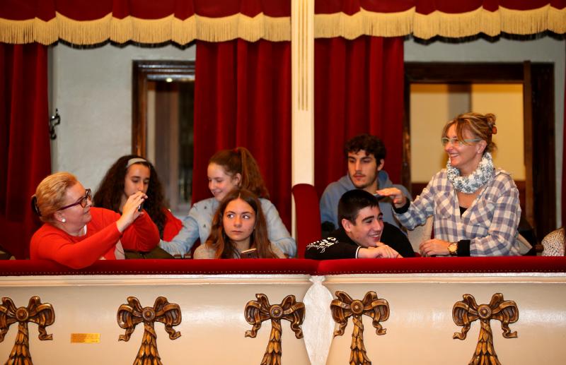 Más de 500 alumnos de Secundaria de Oviedo han disfrutado de uno de los ensayos generales de la ópera 'Tosca', de Puccini, en el Teatro Campoamor de Oviedo. La actividad, en la que también han participado estudiantes de los Conservatorios de Oviedo, Gijón y Avilés, la Escuela de Bellas Artes y la Universidad de Oviedo, ha sido organizada en colaboración con la Fundación Ópera de Oviedo.