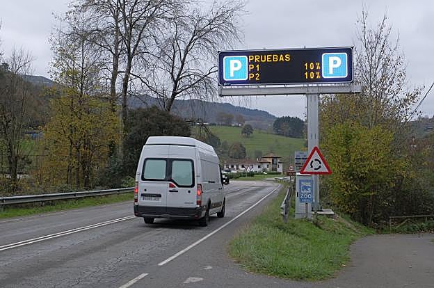 El panel informativo instalado en Soto de Cangas, en pruebas.