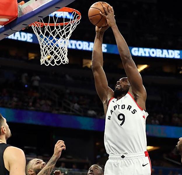 Serge Ibaka ejecuta un mate. 