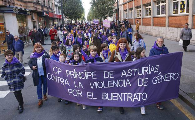 Colegios, como el Príncipe de Asturias de Gijón, han hecho actos contra la violencia de género.