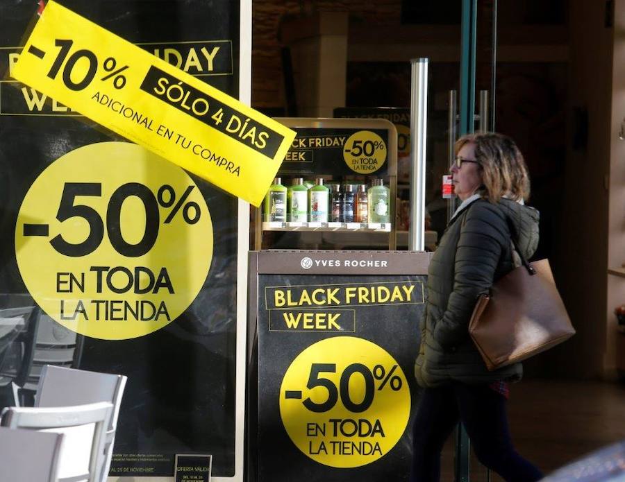 Los asturianos ha salido de compras aprovechando los significativos descuentos de este 'Black Friday'. Las tiendas han estado llenas y en puntos comerciales como Intu Asturias se han registrado importantes atascos.