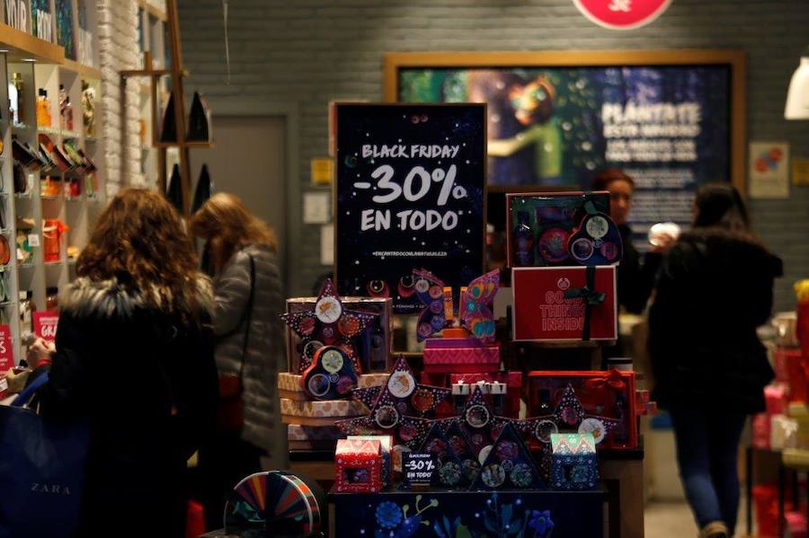 Los asturianos ha salido de compras aprovechando los significativos descuentos de este 'Black Friday'. Las tiendas han estado llenas y en puntos comerciales como Intu Asturias se han registrado importantes atascos.