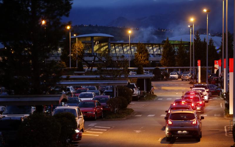 Los asturianos ha salido de compras aprovechando los importantes descuentos de este 'Black Friday'. Las tiendas han estado llenas y en puntos comerciales como Intu Asturias se han registrado importantes atascos.