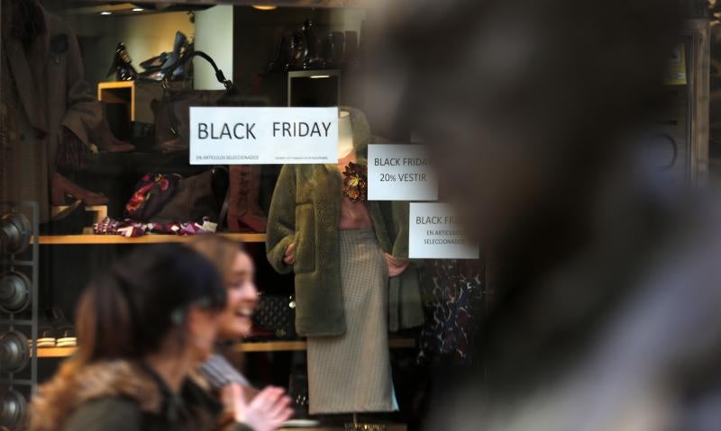 Los asturianos ha salido de compras aprovechando los importantes descuentos de este 'Black Friday'. Las tiendas han estado llenas y en puntos comerciales como Intu Asturias se han registrado importantes atascos.