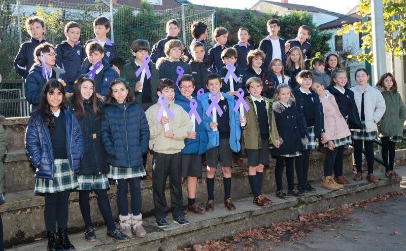 Los escolares gijoneses protestaron contra esta lacra portando lazos malvas de cara a la celebración del Día Internacional contra la Violencia de Género el próximo 25 de noviembre.