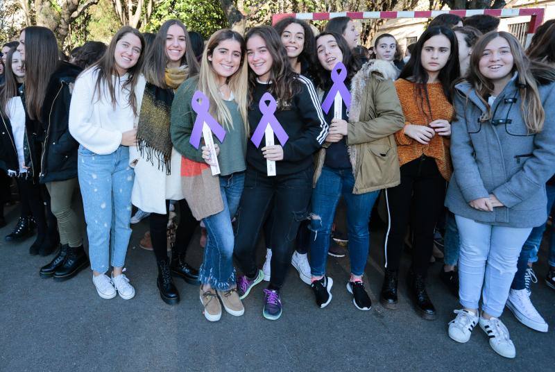 Los escolares gijoneses protestaron contra esta lacra portando lazos malvas de cara a la celebración del Día Internacional contra la Violencia de Género el próximo 25 de noviembre.