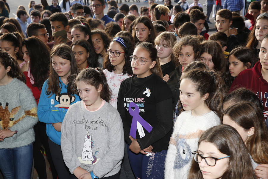 Los escolares gijoneses protestaron contra esta lacra portando lazos malvas de cara a la celebración del Día Internacional contra la Violencia de Género el próximo 25 de noviembre.