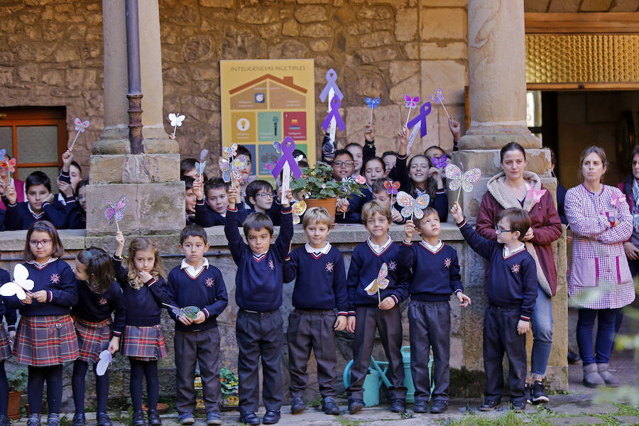 Los escolares gijoneses protestaron contra esta lacra portando lazos malvas de cara a la celebración del Día Internacional contra la Violencia de Género el próximo 25 de noviembre.