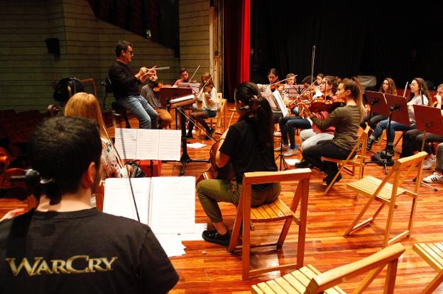 Ensayo general ayer de Warcry junto a los músicos de Avilés y Cantabria en la Casa de Cultura. 