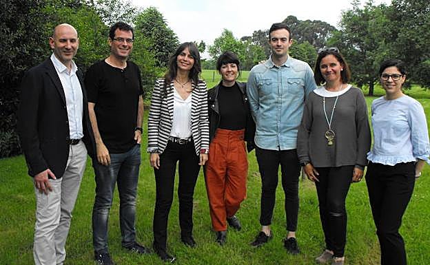 Los integrantes de la Cátedra Medialab: Enrique Loredo, Ramón Rubio, Montse Rivas, Marlén López, Carlos Llaneza, Marián García y Laura Vega.