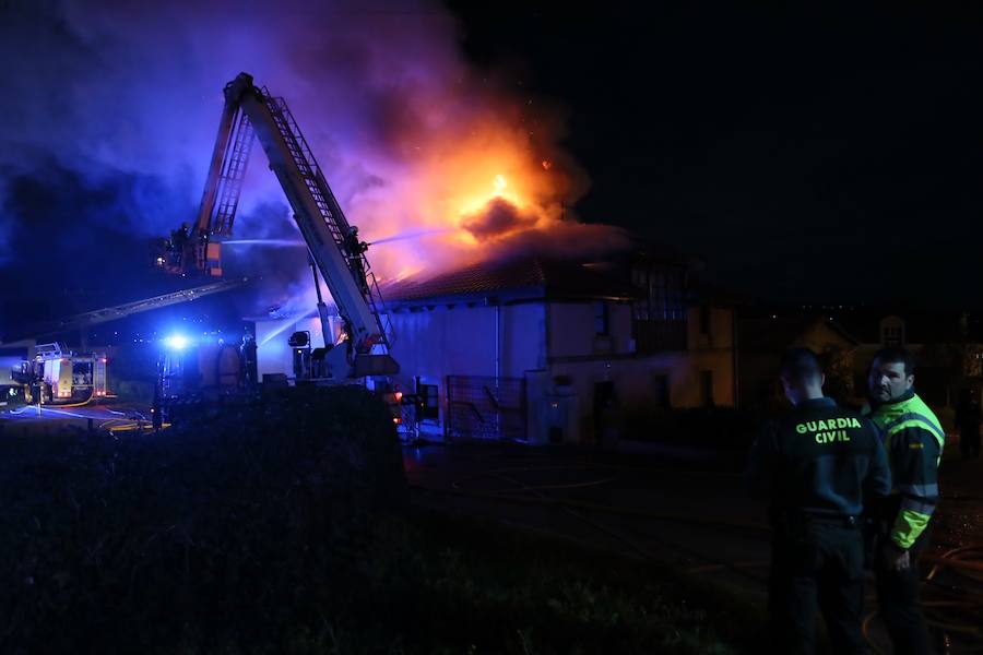 Fotos: Un incendio calcina una vivienda en Noreña