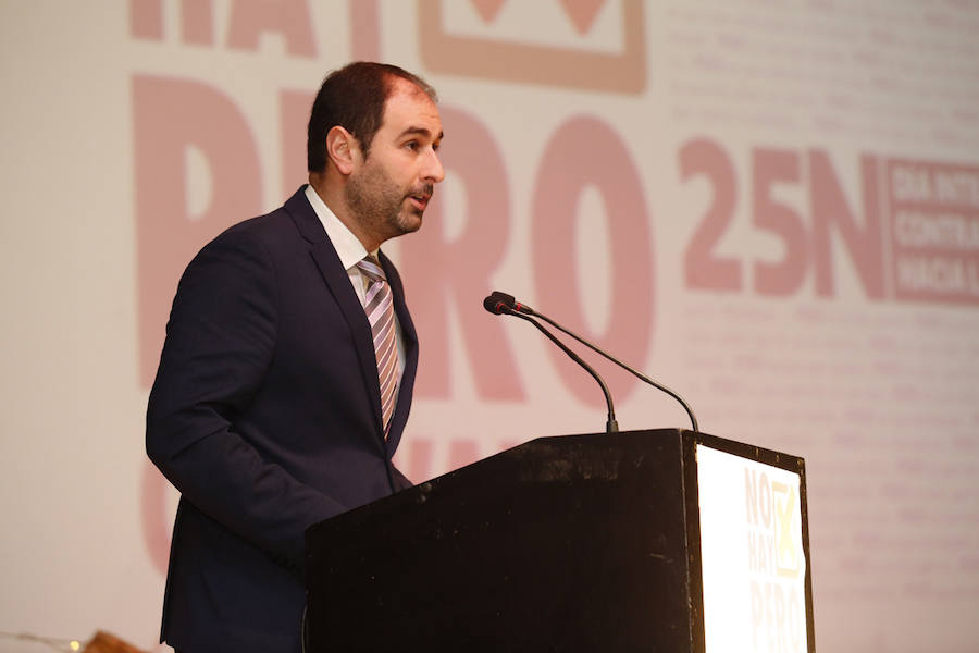 El auditorio José Barrera acogió el acto institucional con motivo del Día Internacional contra la Violencia de Género