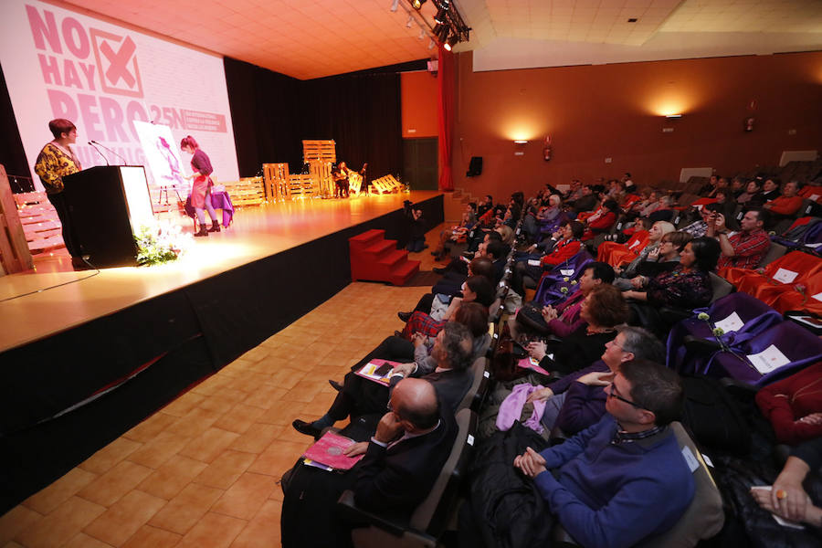 El auditorio José Barrera acogió el acto institucional con motivo del Día Internacional contra la Violencia de Género
