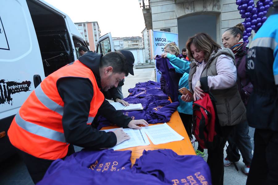 Cerca de 100 personas han recorrido la distancia que separa la plaza del Ayuntamiento de Siero del Parque de La Paz de Lugones