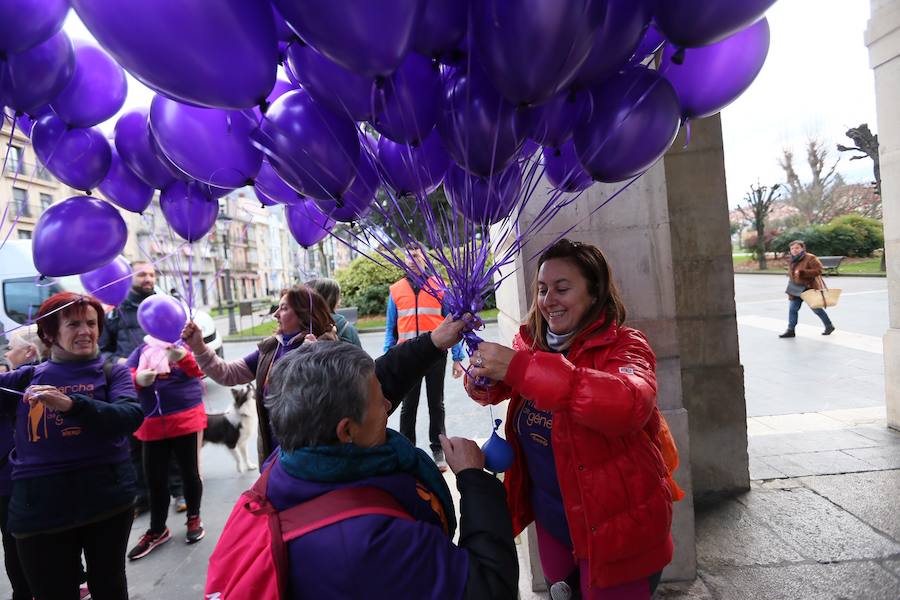 Cerca de 100 personas han recorrido la distancia que separa la plaza del Ayuntamiento de Siero del Parque de La Paz de Lugones