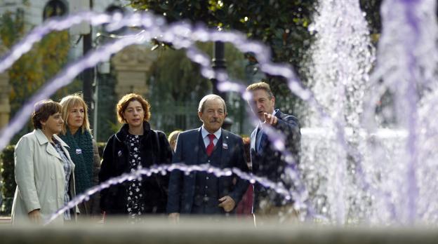 Ana Rivas, Marisa Ponga, Cristina Pontón y Wenceslao López ante el agua malva de La Escandalera. 