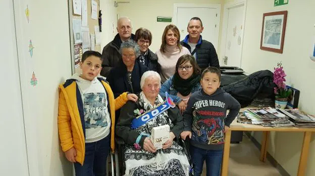 América García, acompañada de sus familiares, en la residencia de Cudillero, donde le hicieron una fiesta. 