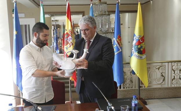 El concejal ovetense Rubén Rosón y el vicealcalde de Sintra, Ruiz Pereira, intercambian regalos en el acto de hermanamiento entre las dos ciudades.