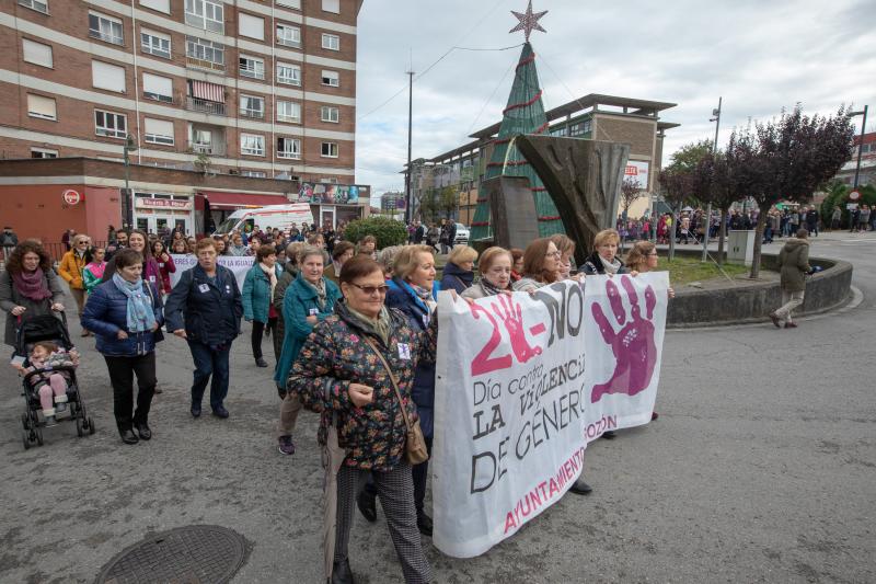 Medio millar de personas han parcipado en la XI Marcha Comarcal contra la Violencia de Género, una iniciativa que ha recorrido el centro de Las Vegas al grito de «¡Violencia machista, no!»