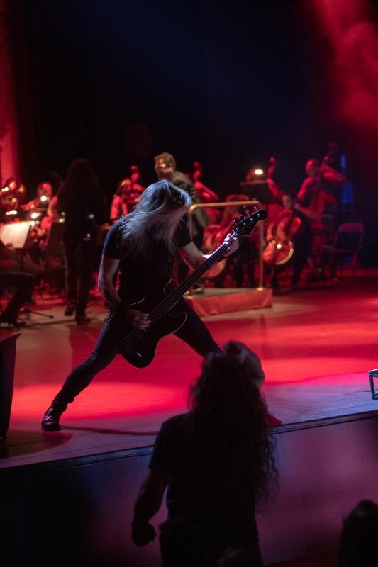 La banda de 'heavy metal' WarCry ha llenado el auditorio del Centro Niemeyer para un concierto muy especial. El grupo ha estado acompañado por el violinista búlgaro Vasko Vassilev y alumnos, exalumnos y profesores del Conservatorio Julián Orbón.