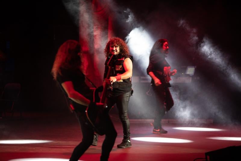La banda de 'heavy metal' WarCry ha llenado el auditorio del Centro Niemeyer para un concierto muy especial. El grupo ha estado acompañado por el violinista búlgaro Vasko Vassilev y alumnos, exalumnos y profesores del Conservatorio Julián Orbón.