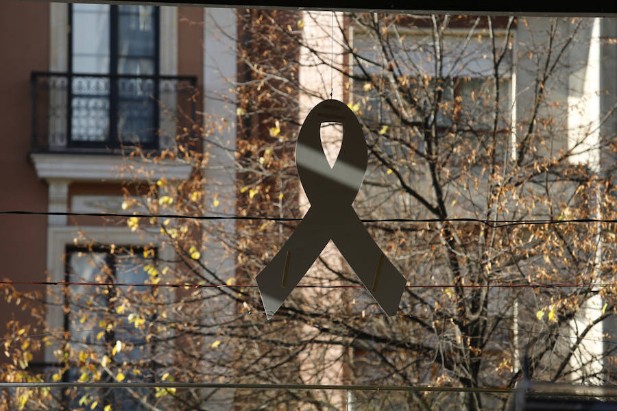 Miles de personas han salido a las calles de Gijón este 25 de noviembre para expresar su rechazo hacia la violencia de género y reivindicar una justicia alejada de concepciones machistas y patriarcales.