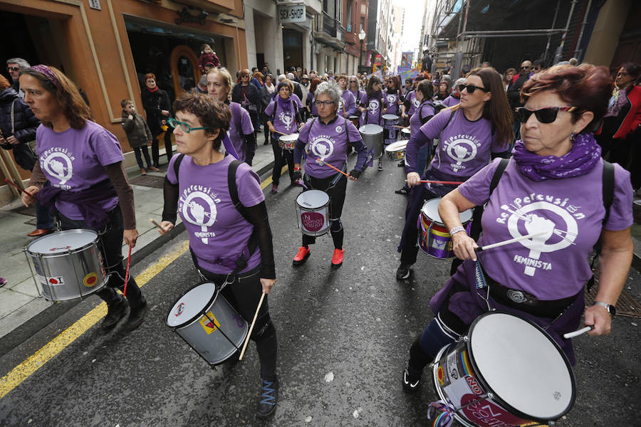 Miles de personas han salido a las calles de Gijón este 25 de noviembre para expresar su rechazo hacia la violencia de género y reivindicar una justicia alejada de concepciones machistas y patriarcales.