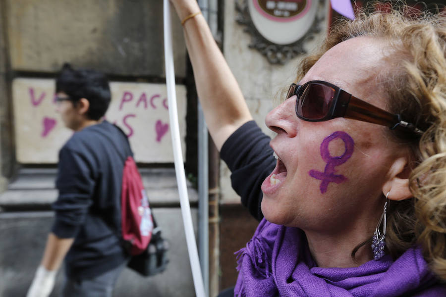 Miles de personas han salido a las calles de Gijón este 25 de noviembre para expresar su rechazo hacia la violencia de género y reivindicar una justicia alejada de concepciones machistas y patriarcales.