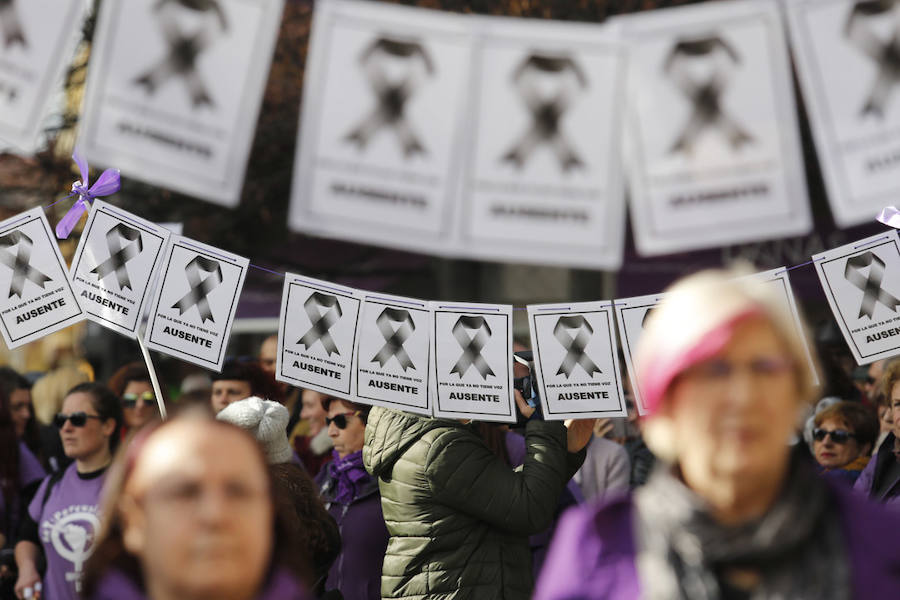 Miles de personas han salido a las calles de Gijón este 25 de noviembre para expresar su rechazo hacia la violencia de género y reivindicar una justicia alejada de concepciones machistas y patriarcales.