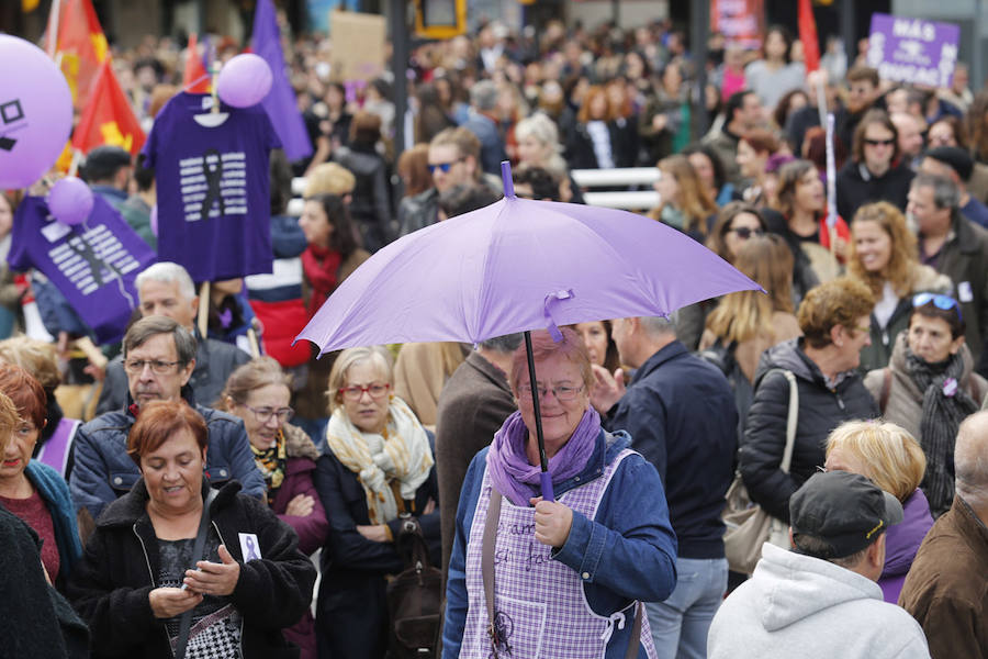 Miles de personas han salido a las calles de Gijón este 25 de noviembre para expresar su rechazo hacia la violencia de género y reivindicar una justicia alejada de concepciones machistas y patriarcales.