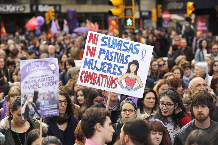 Miles de personas han salido a las calles de Gijón este 25 de noviembre para expresar su rechazo hacia la violencia de género y reivindicar una justicia alejada de concepciones machistas y patriarcales.