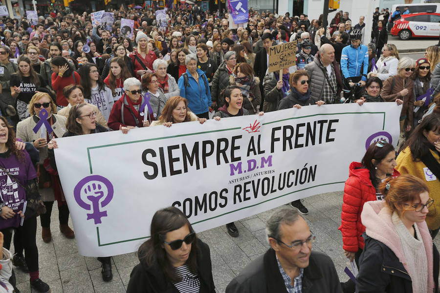 Miles de personas han salido a las calles de Gijón este 25 de noviembre para expresar su rechazo hacia la violencia de género y reivindicar una justicia alejada de concepciones machistas y patriarcales.