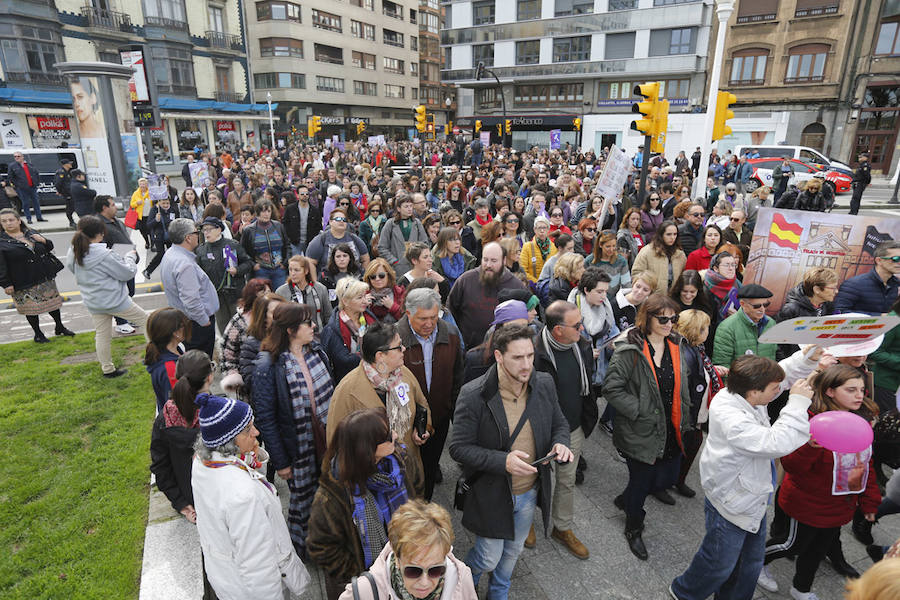 Miles de personas han salido a las calles de Gijón este 25 de noviembre para expresar su rechazo hacia la violencia de género y reivindicar una justicia alejada de concepciones machistas y patriarcales.