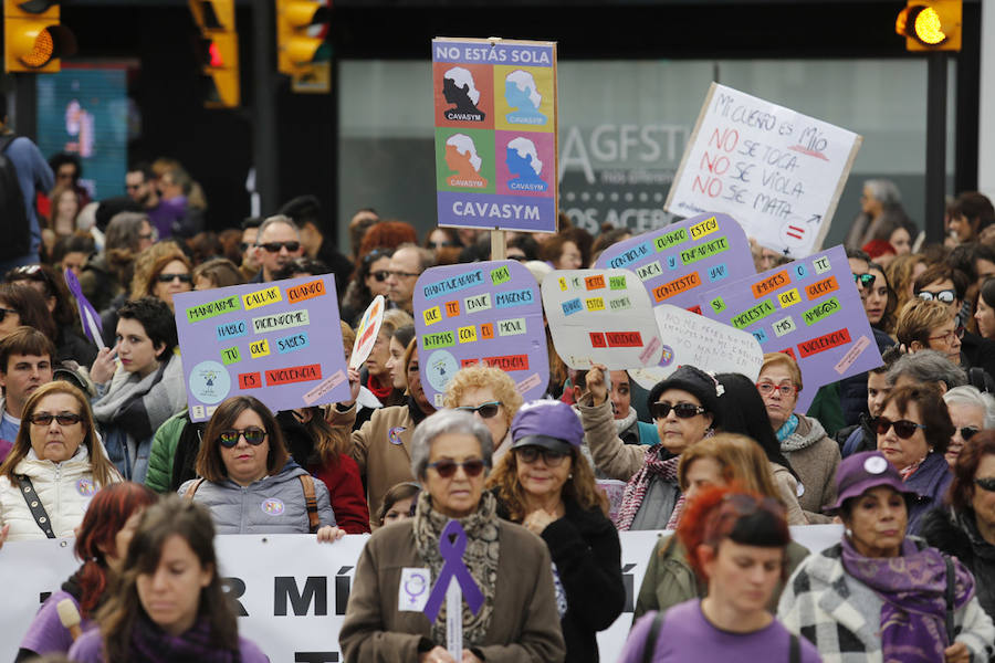 Miles de personas han salido a las calles de Gijón este 25 de noviembre para expresar su rechazo hacia la violencia de género y reivindicar una justicia alejada de concepciones machistas y patriarcales.