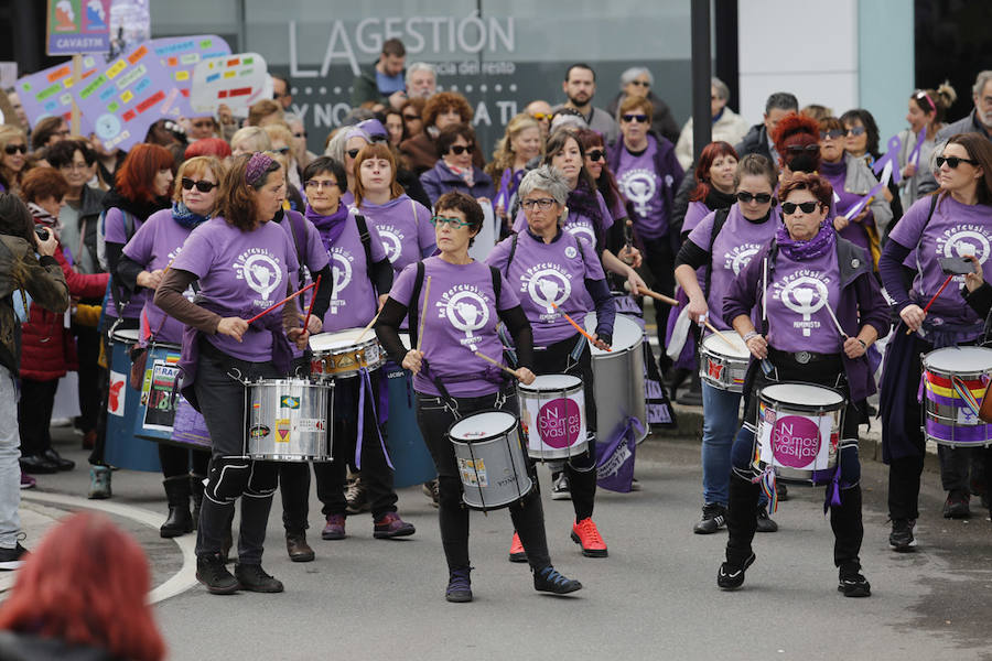 Miles de personas han salido a las calles de Gijón este 25 de noviembre para expresar su rechazo hacia la violencia de género y reivindicar una justicia alejada de concepciones machistas y patriarcales.