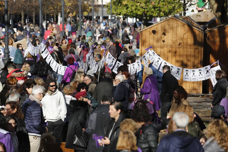 Miles de personas han salido a las calles de Gijón este 25 de noviembre para expresar su rechazo hacia la violencia de género y reivindicar una justicia alejada de concepciones machistas y patriarcales.