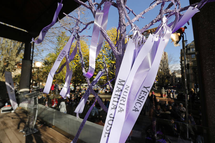 Miles de personas han salido a las calles de Gijón este 25 de noviembre para expresar su rechazo hacia la violencia de género y reivindicar una justicia alejada de concepciones machistas y patriarcales.