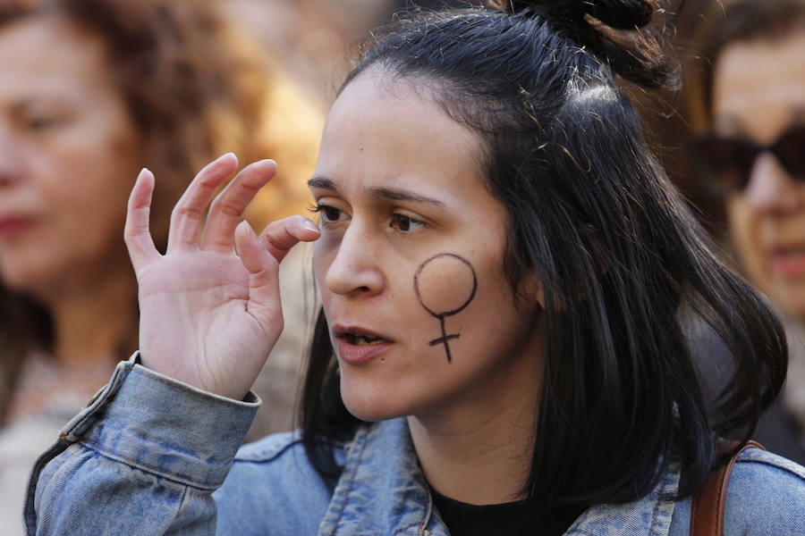 Miles de personas han salido a las calles de Gijón este 25 de noviembre para expresar su rechazo hacia la violencia de género y reivindicar una justicia alejada de concepciones machistas y patriarcales.