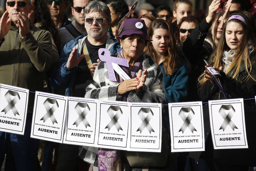 Miles de personas han salido a las calles de Gijón este 25 de noviembre para expresar su rechazo hacia la violencia de género y reivindicar una justicia alejada de concepciones machistas y patriarcales.