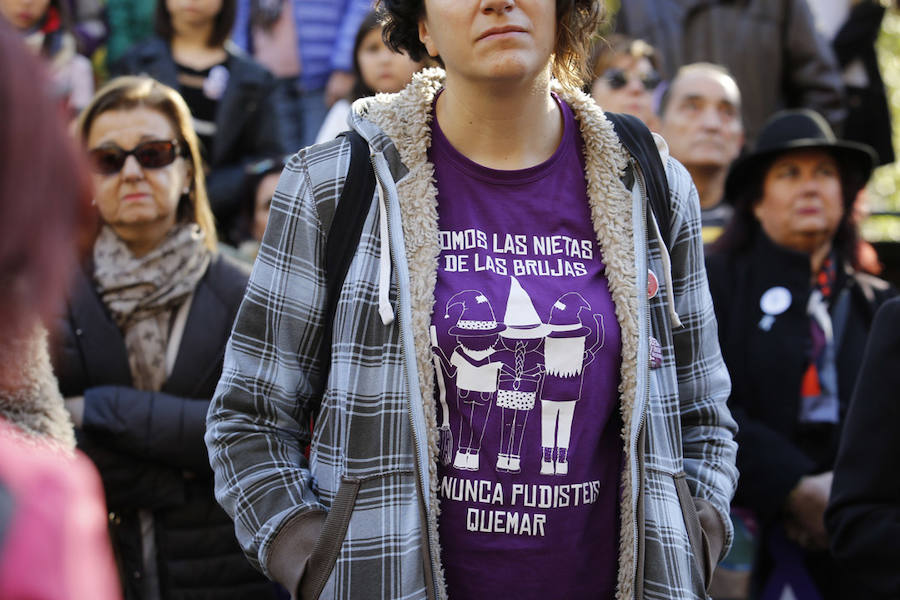 Miles de personas han salido a las calles de Gijón este 25 de noviembre para expresar su rechazo hacia la violencia de género y reivindicar una justicia alejada de concepciones machistas y patriarcales.